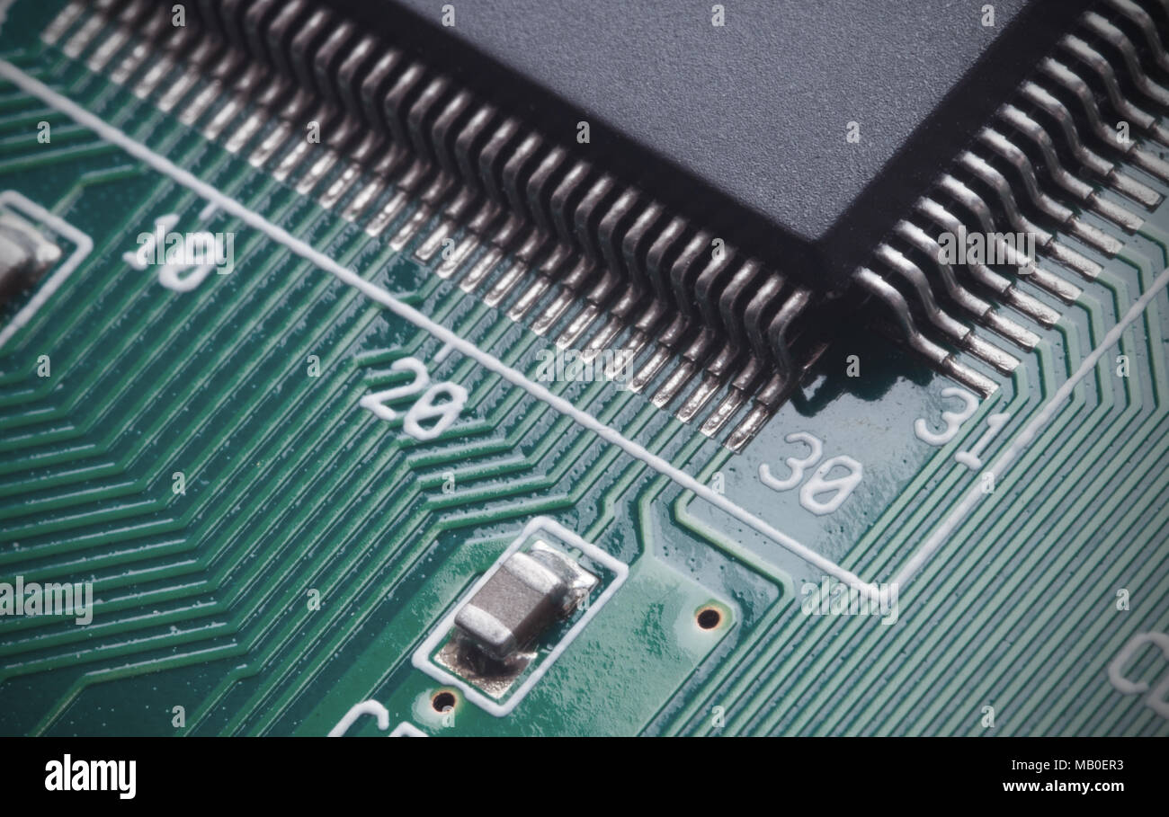Details eines digitalen elektronischen Platine mit elektrischen Anschlüssen und Komponenten. Konzept der Technologie Stockfoto