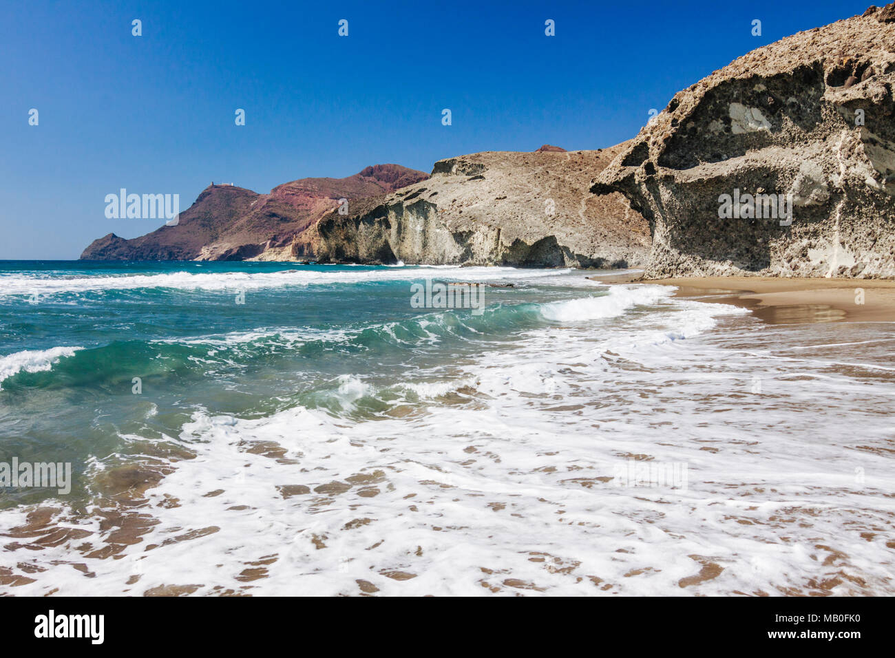 Cabo de Gata-Nijar Naturpark, Provinz Almeria, Andalusien, Spanien: Einsame Monsul Beach in der Nähe von San José. Stockfoto