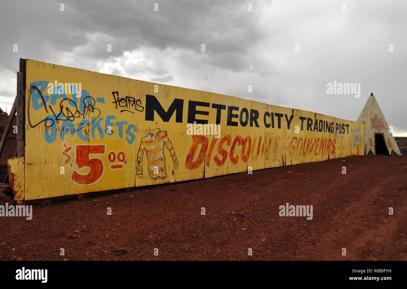 Ein buntes Schild am Meteor City Trading Post westlich von Winslow, Arizona. Geschlossen für mehrere Jahre, die Route 66 Wahrzeichen ist nun wiederhergestellt. Stockfoto