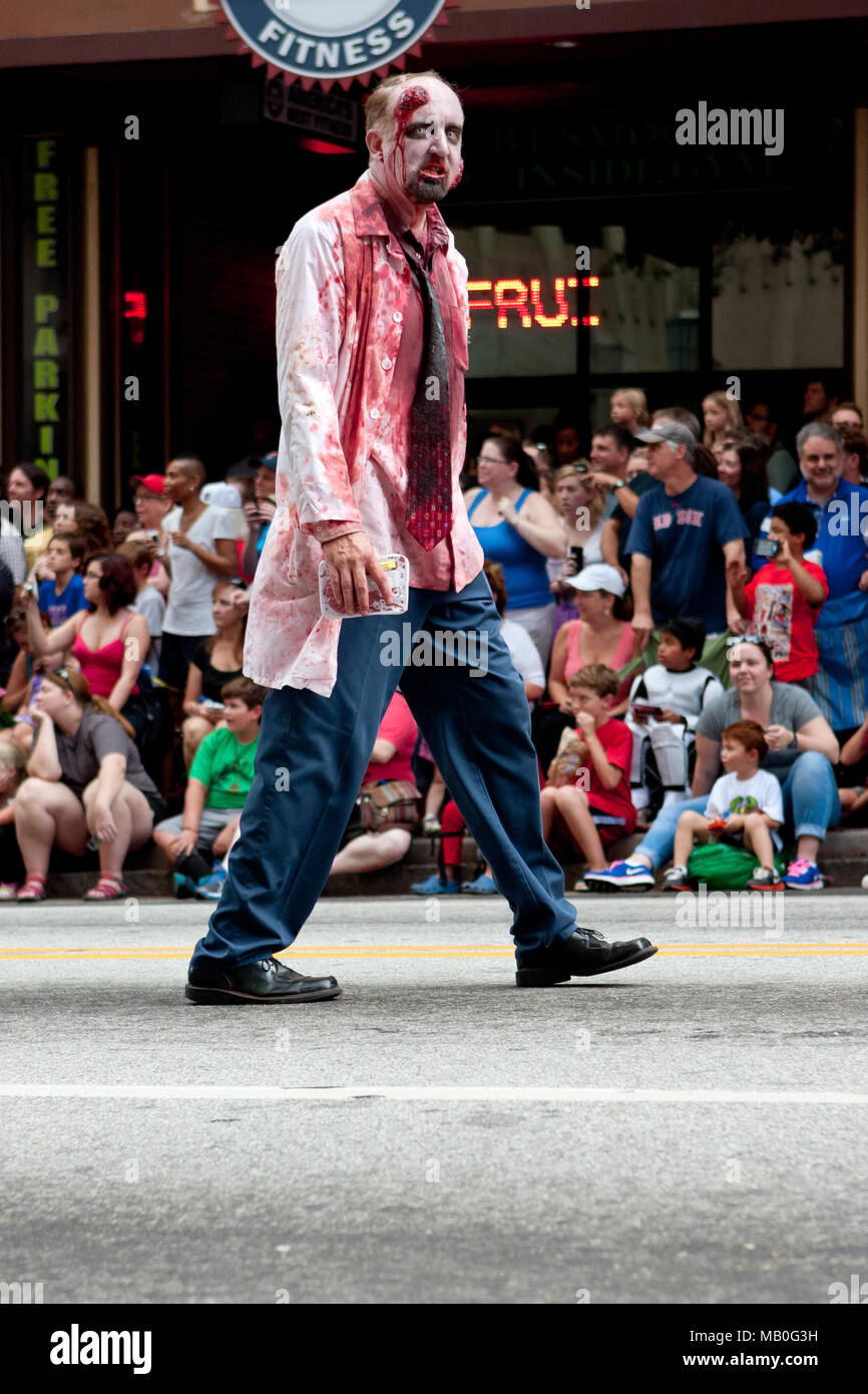 Atlanta, GA, USA - 31. August 2013: ein blutiges Zombie Doktor Bedrohungen der Masse beobachten die Dragon Con Parade vorbei auf der Peachtree Street. Stockfoto