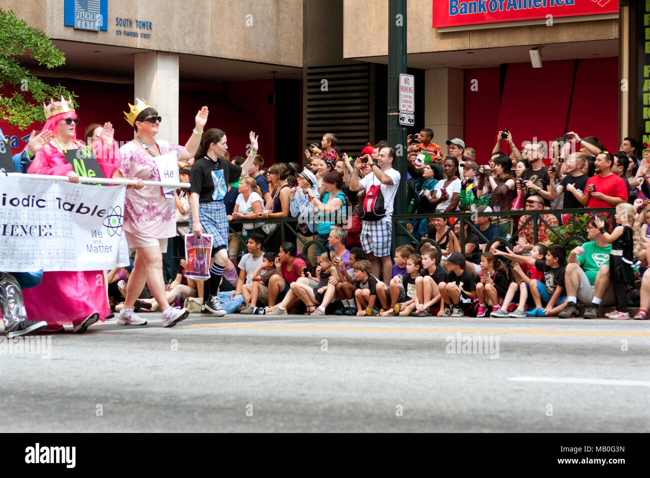 Hunderte von Zuschauern Linie der Peachtree Street in der Innenstadt von Atlanta, und Bilder von der Dragon Con Parade am August 31, 2013 in Atlanta, GA. Stockfoto