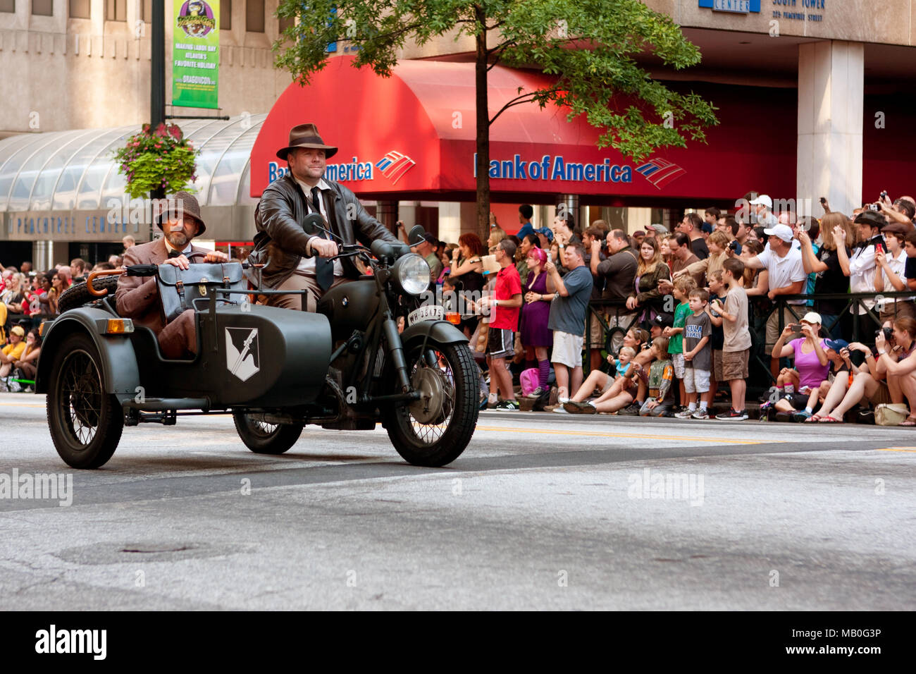 Zwei Männer, gekleidet wie Zeichen aus der Indiana Jones Filme, reiten ein  Motorrad in der jährlichen Dragon Con Parade am 31. August 2013 in Atlanta,  GA Stockfotografie - Alamy