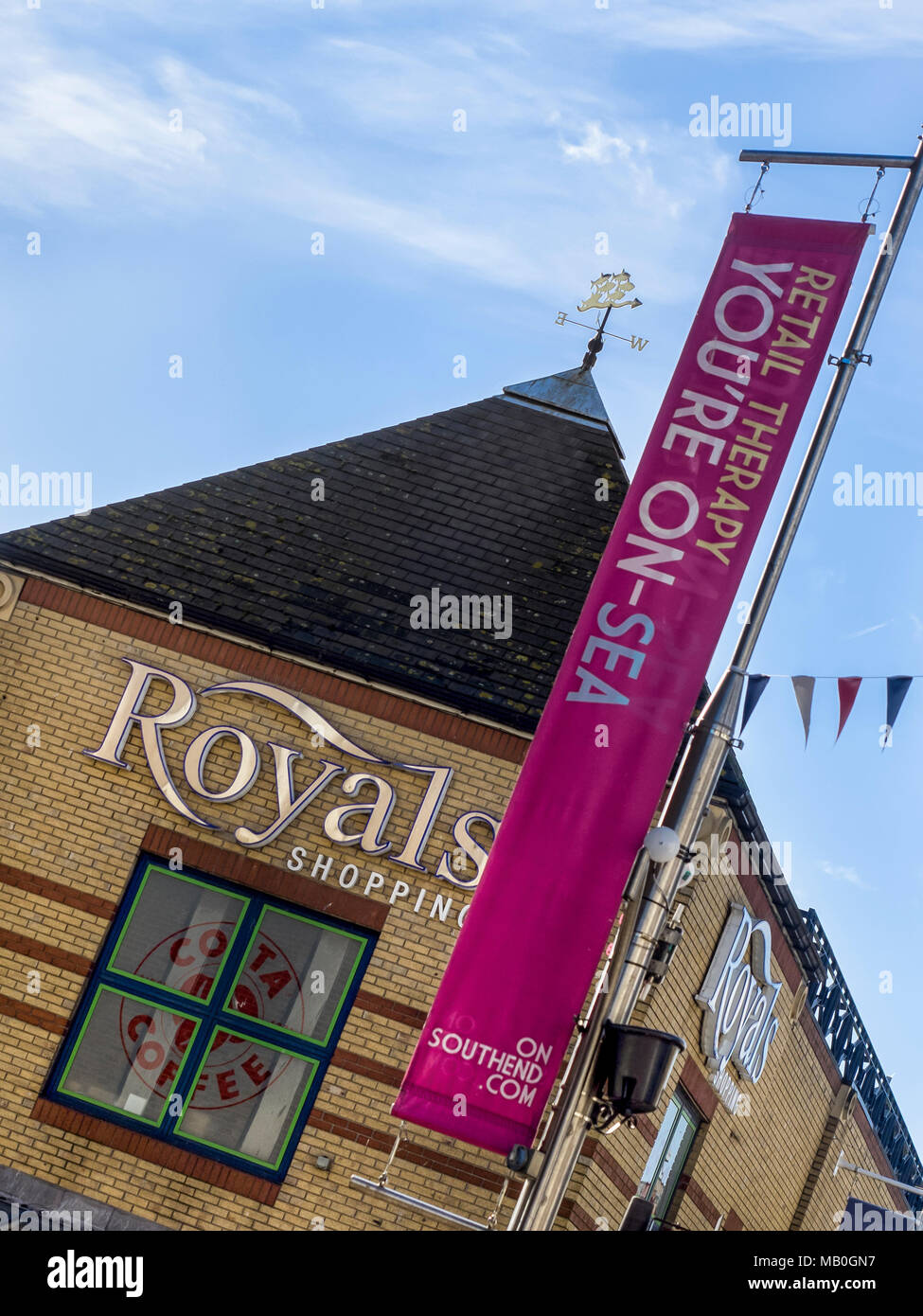 SOUTHEND-on-sea, Essex: Banner Förderung Retail Therapie in Southend außerhalb Royals Shopping Arcade Stockfoto