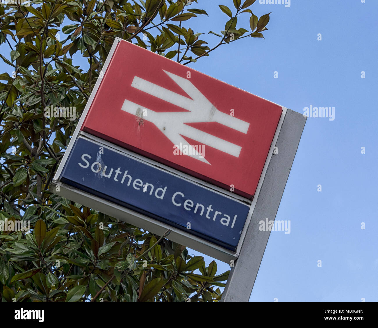 SOUTHEND-ON-SEA, ESSEX, Großbritannien - 29. MÄRZ 2018: Schild vor dem Southend Central Station auf der Linie C2C Stockfoto