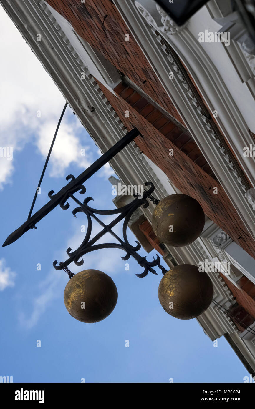 SOUTHEND-ON-SEA, ESSEX, Großbritannien - 29. MÄRZ 2018: Pfandleiher-Zeichen von 3 Bass Balls Stockfoto