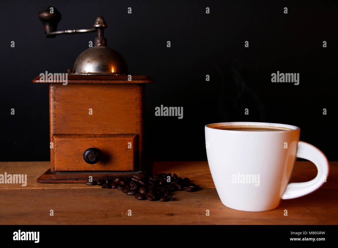 Eine heiße Tasse Kaffee und einem Kaffee Mühle Stockfoto