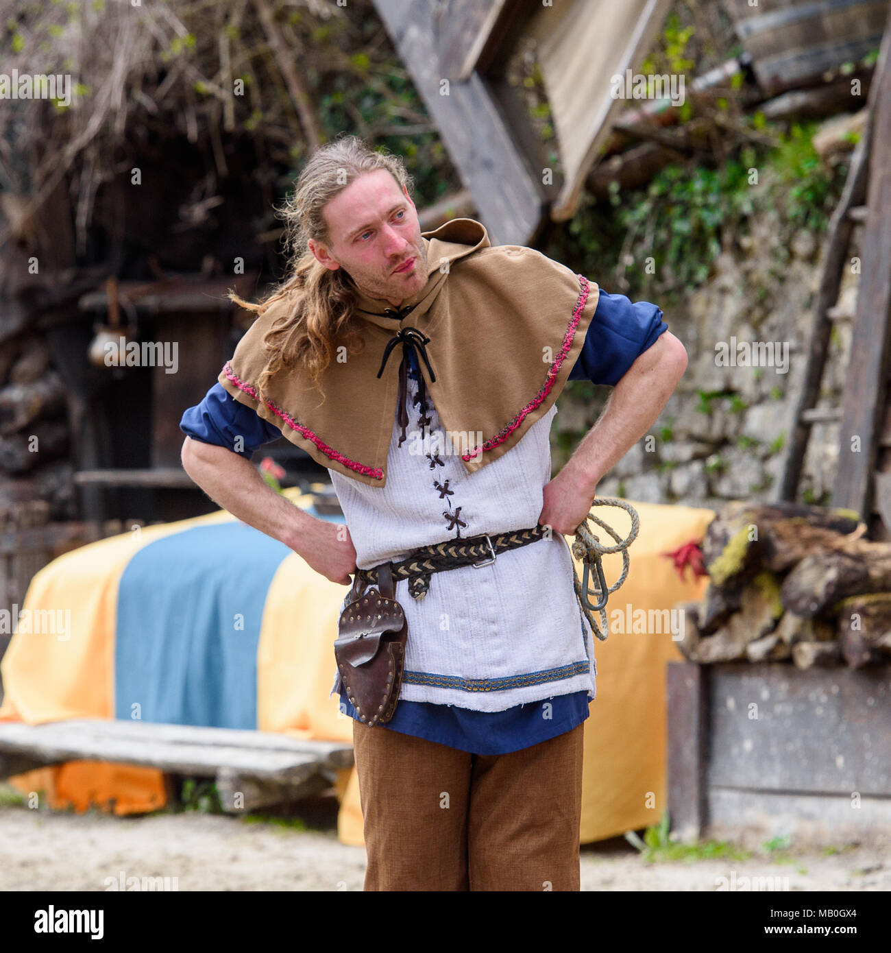 PROVINS, Frankreich - 31. MÄRZ 2018: Unbekannter lustige Mann in Antike Kleidung im Mittelalter in der Rekonstruktion der Legende von den Rittern Stockfoto
