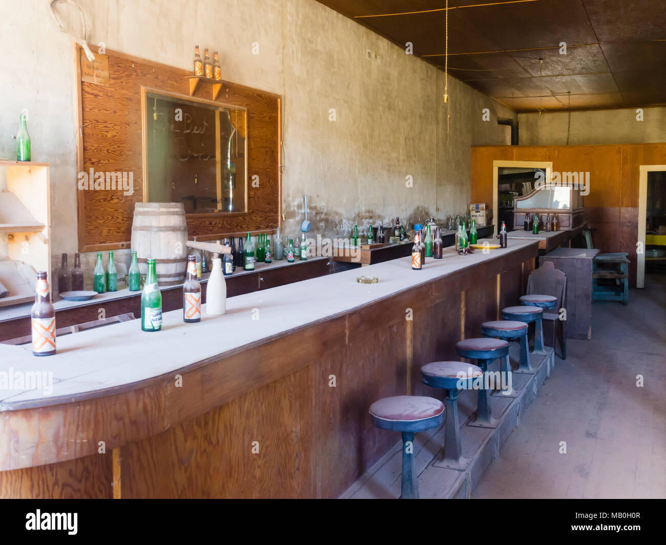 Werfen Sie einen Blick in das verlassene, öde Salon von Bodie am Bodie State Historic Park, einem ehemaligen Wilden Westen Goldrausch Boomtown, jetzt eine Geisterstadt. Stockfoto