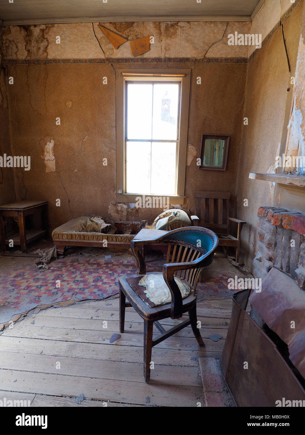 Werfen Sie einen Blick in das Wohnzimmer eines verlassenen, öden Gebäude an Bodie State Historic Park, einem ehemaligen Wilden Westen Goldrausch Boomtown, jetzt eine Geisterstadt. Stockfoto