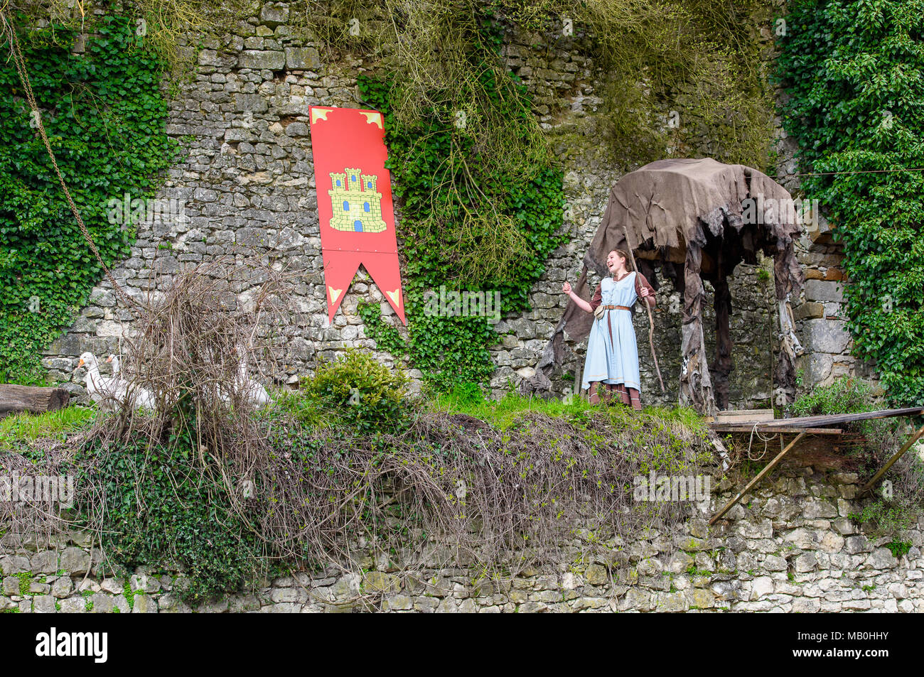 PROVINS, Frankreich - 31. MÄRZ 2018: Unbekannter Schäferin in blauem Kleid mit Schwänen während der mittelalterlichen Rekonstruktion der Legende von den Rittern Stockfoto