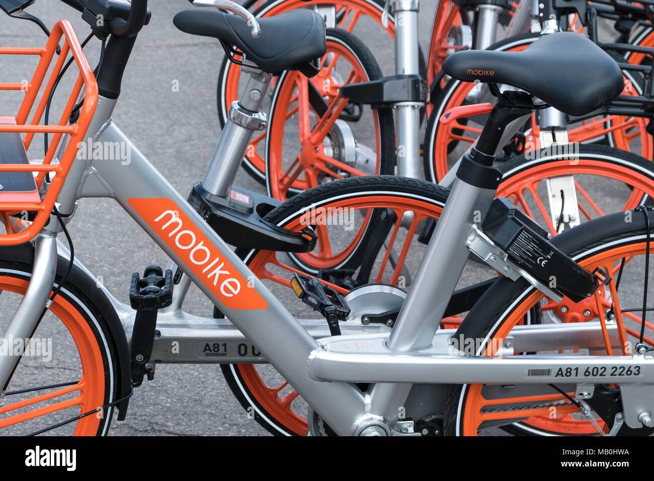 Berlin, Deutschland - April 2018: mobike Bikes. Mobike ist ein Fahrrad sharing System mit Sitz in Peking, China Stockfoto