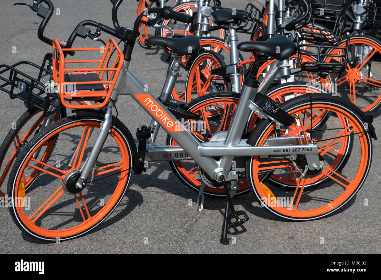 Berlin, Deutschland - April 2018: mobike Bikes. Mobike ist ein Fahrrad sharing System mit Sitz in Peking, China Stockfoto