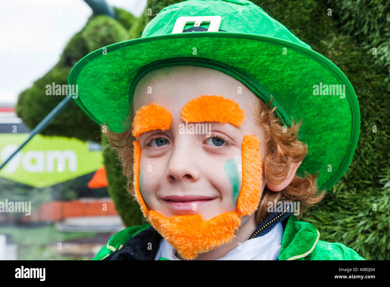 England, London, Piccadilly, St. Patrick es Day Parade, Parade Teilnehmer in grün gekleidet Stockfoto