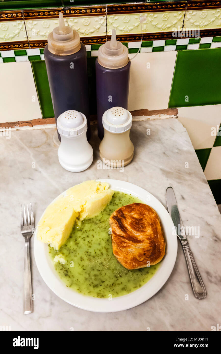 England, London, Southwark, Manze Pie und Mash-Shop, Teller mit Torte und Brei und Schnaps Stockfoto