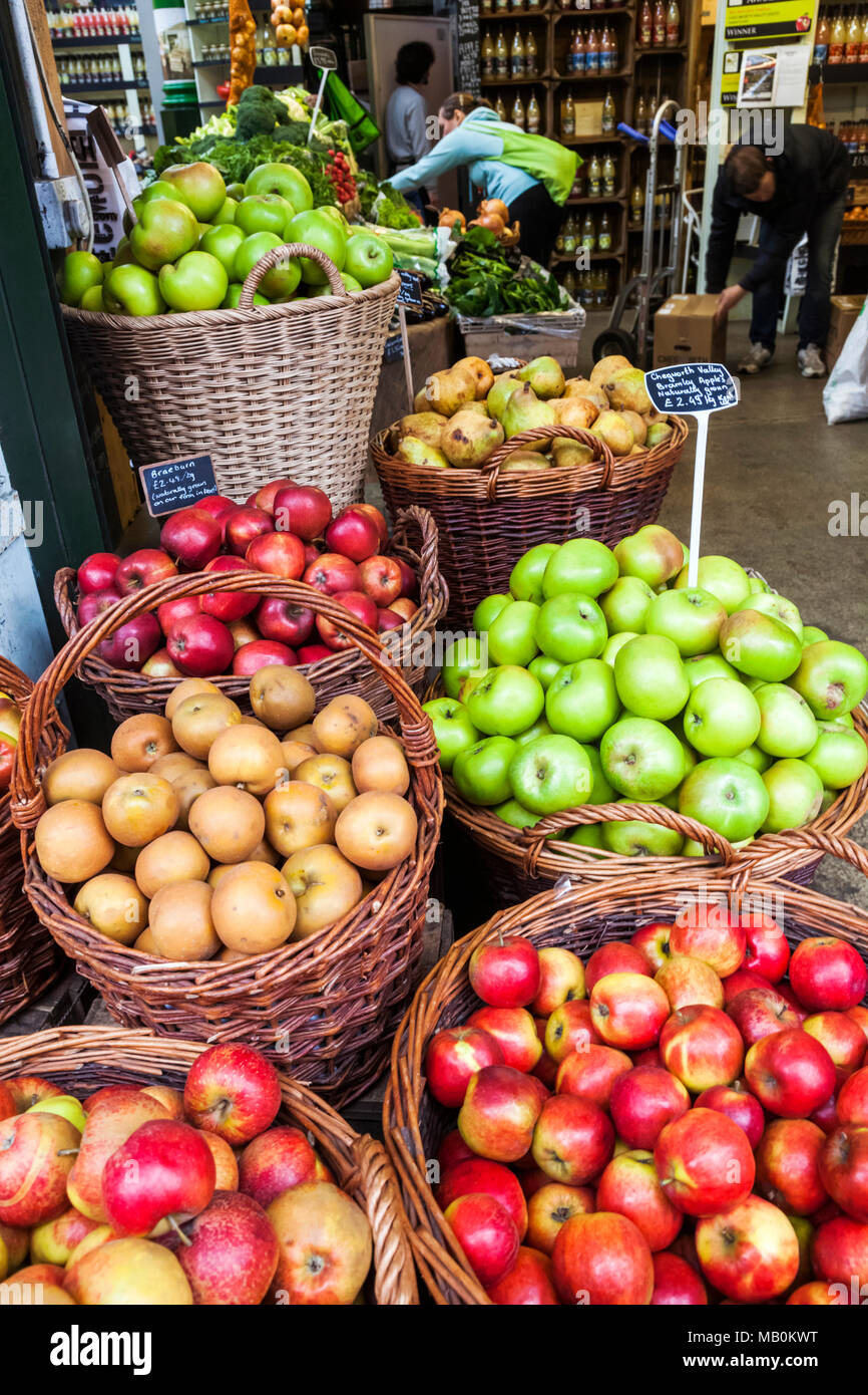 Fruit shop display of apples -Fotos und -Bildmaterial in hoher ...