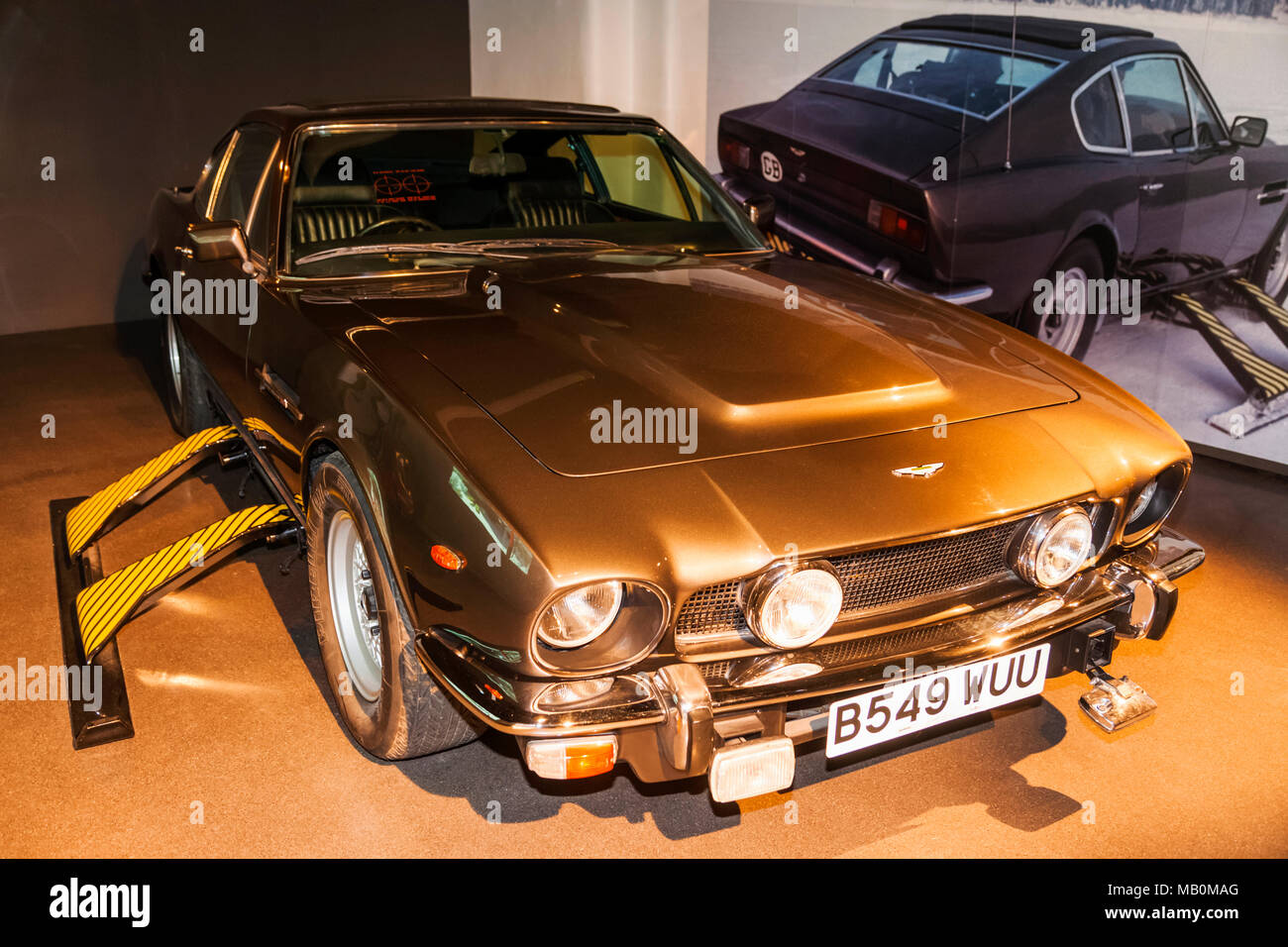 England, London, Covent Garden, London Film Museum, Aston Martin V8 Auto aus dem James Bond Film The Living Daylights datiert 1987 Stockfoto