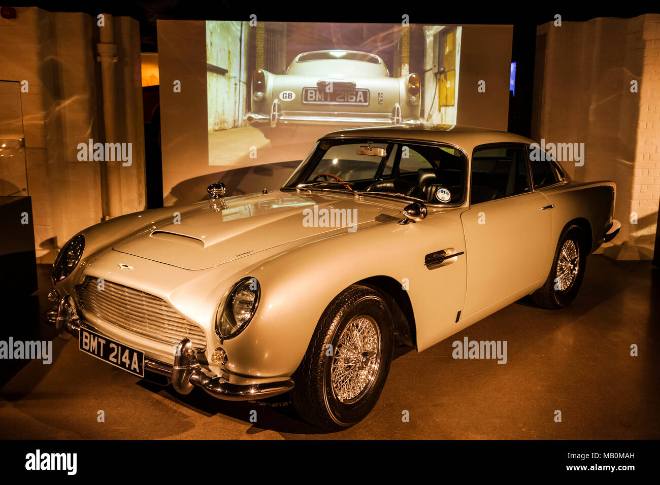 England, London, Covent Garden, London Film Museum, Aston Martin DB5 Auto aus dem James Bond Film Golden Eye vom 1995 Stockfoto