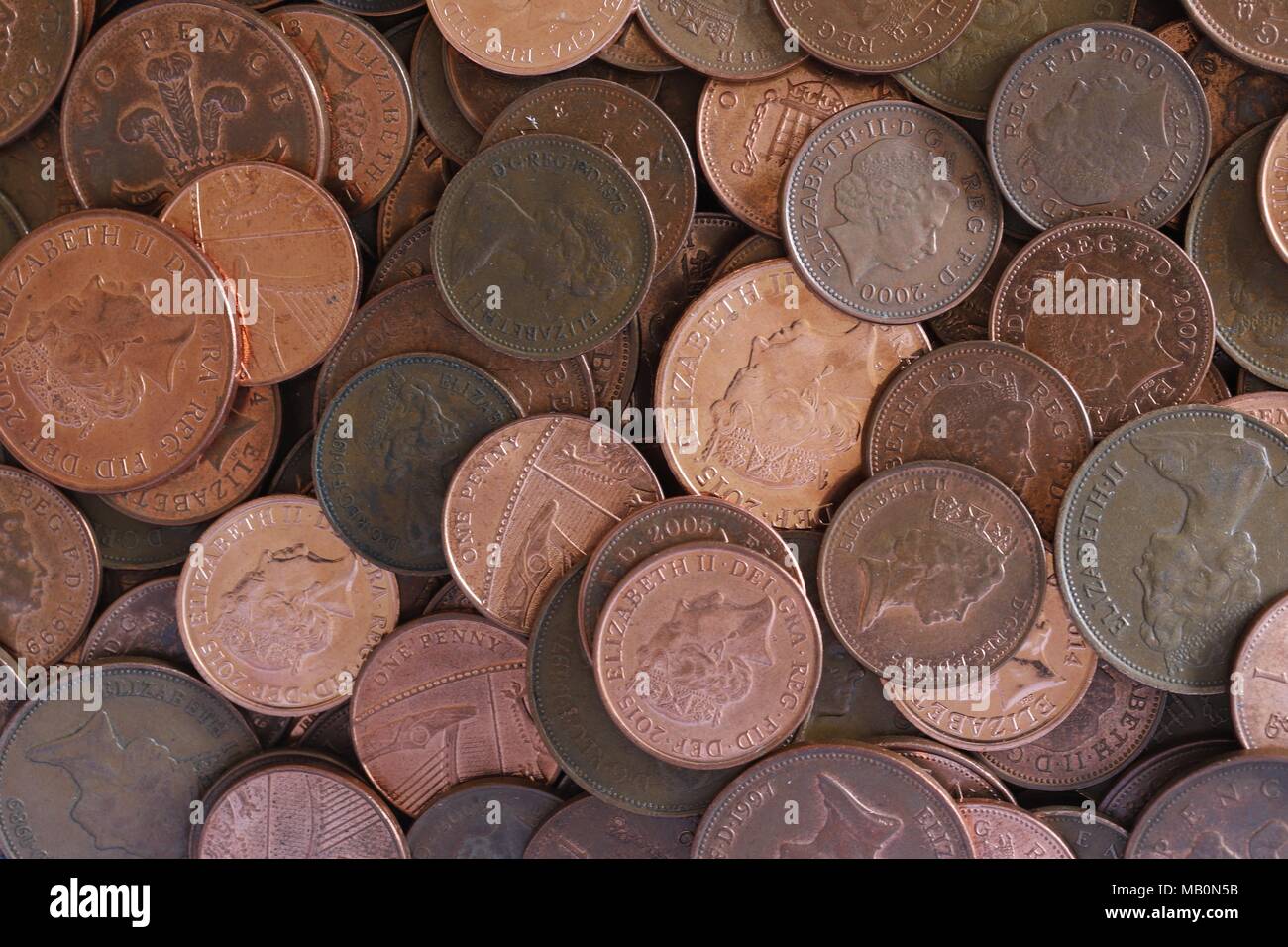 Auf eine große Zahl von britischen Kupfermünzen. 1 p (Penny) und 2 p-Stücke. 2018. Stockfoto