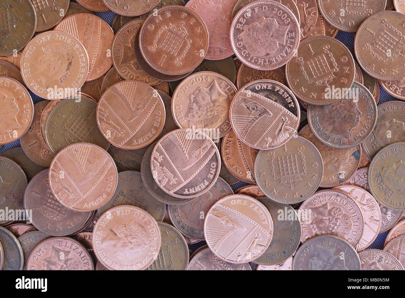 Auf eine große Zahl von Briten 1 p (Penny) Münzen. 2018. Stockfoto