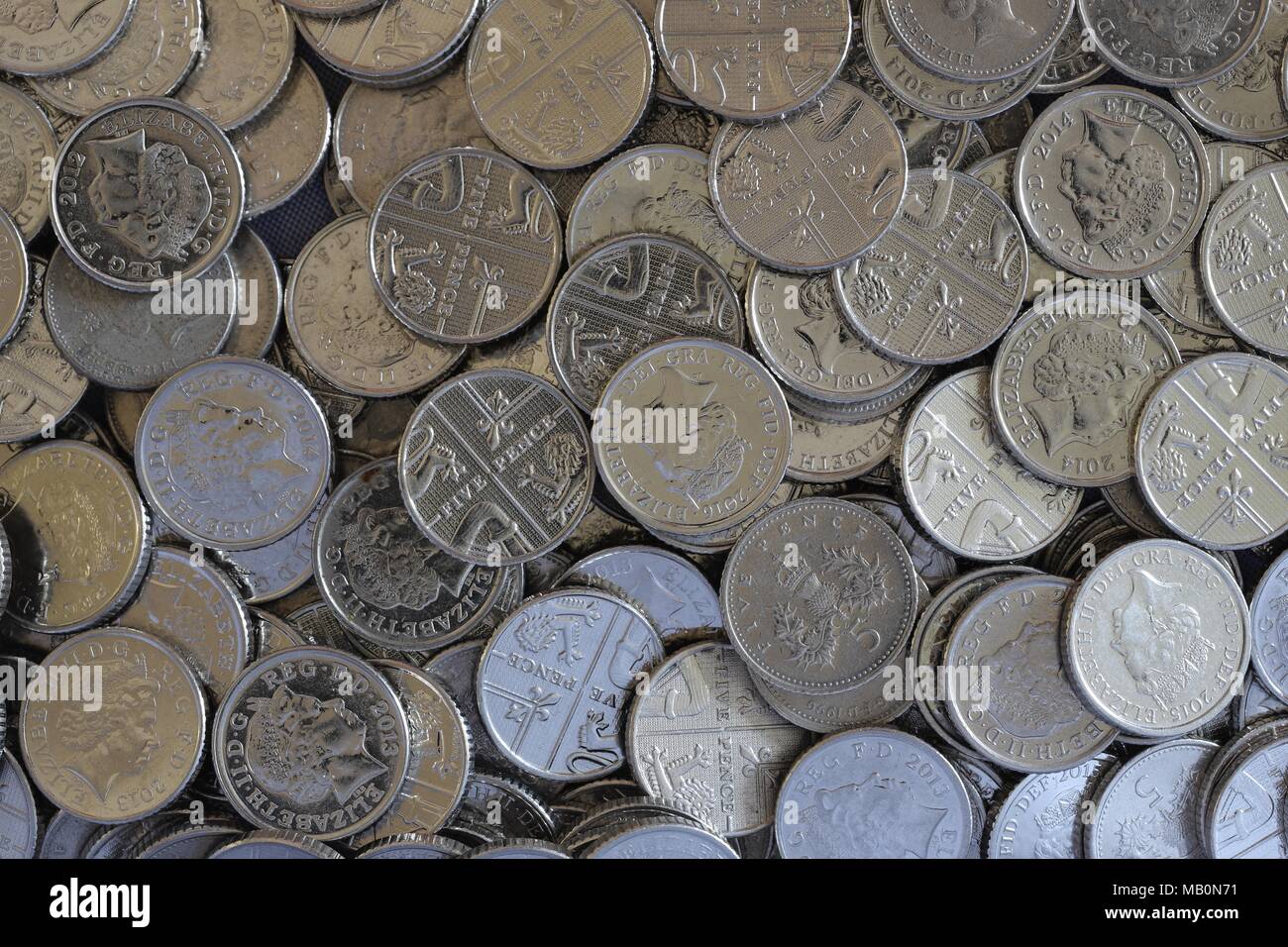 Auf eine große Zahl von Britischen 5p Münzen. 2018. Stockfoto