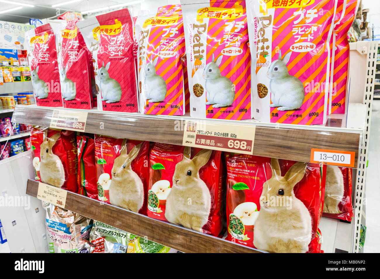 Japan, Yamanashi, Präfektur, hoshu Kobuchizawa, Supermarkt Pet-Abschnitt, Anzeige von Kaninchen Essen Stockfoto