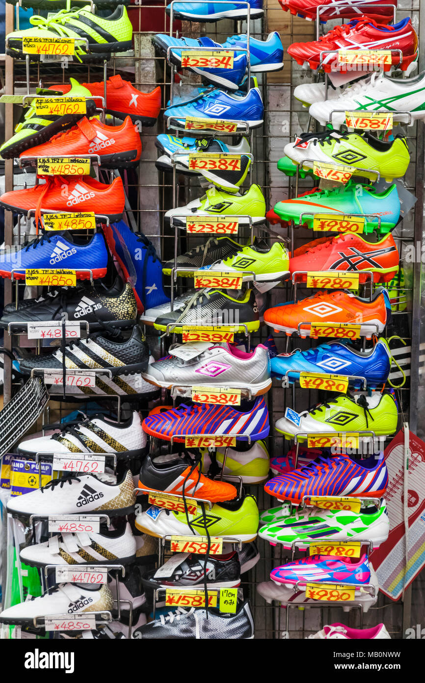 Japan, Hoshu, Tokio, Ueno, Ameyoko Shopping Street, Store Display von Ausbildern. Stockfoto