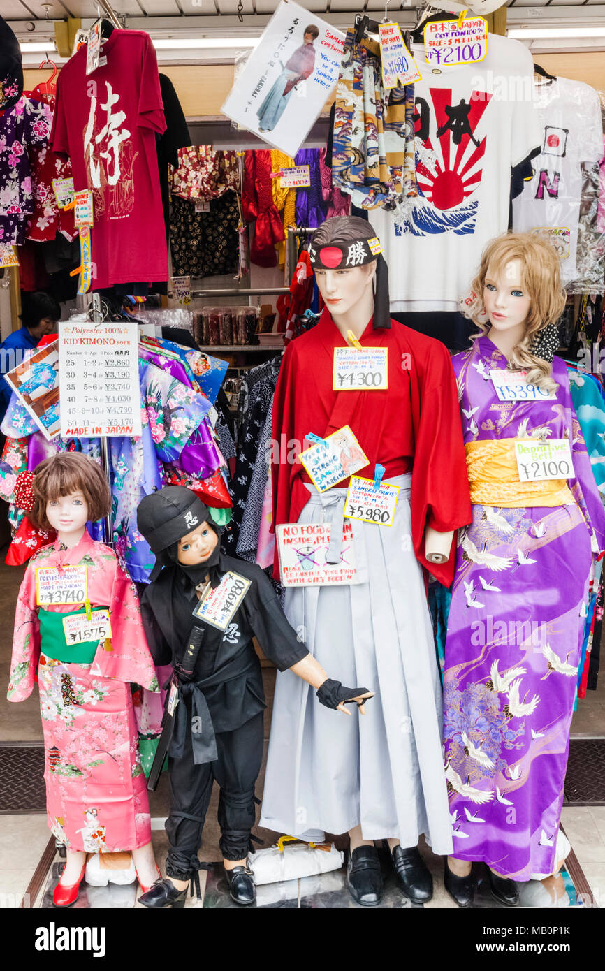 Japan, Hoshu, Tokyo, Asakusa, Nakamise-Einkaufsstraße, Souvenir Shop Anzeige von japanischen Kleidung Stockfoto