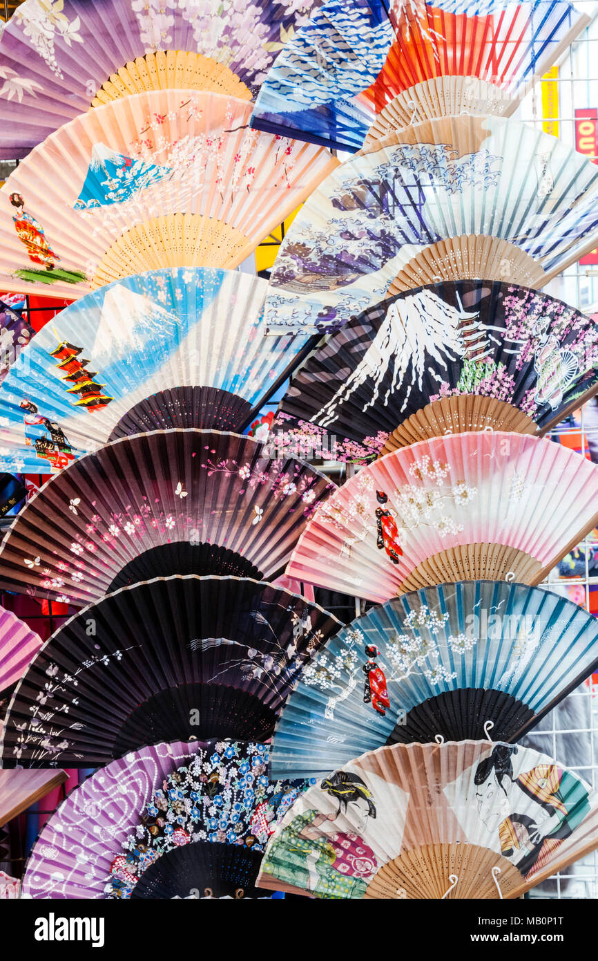 Japan, Hoshu, Tokyo, Asakusa, Nakamise-Einkaufsstraße, Souvenir Shop Anzeige der Ventilatoren Stockfoto