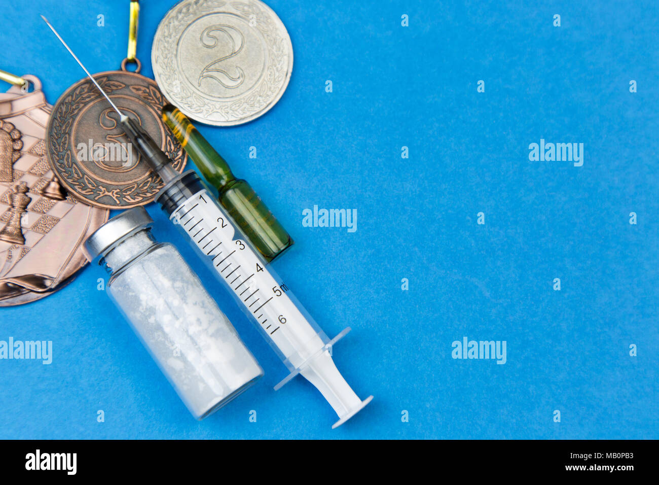 Verbotenen Drogen athletische Leistung im Wettbewerb zu erhöhen. Die Spritze, die Medizin, die auf einem blauen Hintergrund. Stockfoto