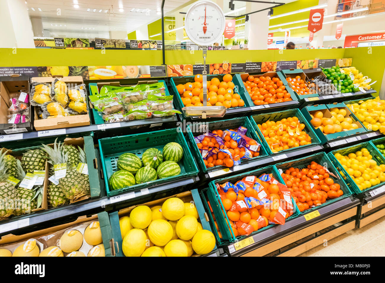 England, London, Supermarkt Anzeige von Obst Stockfoto