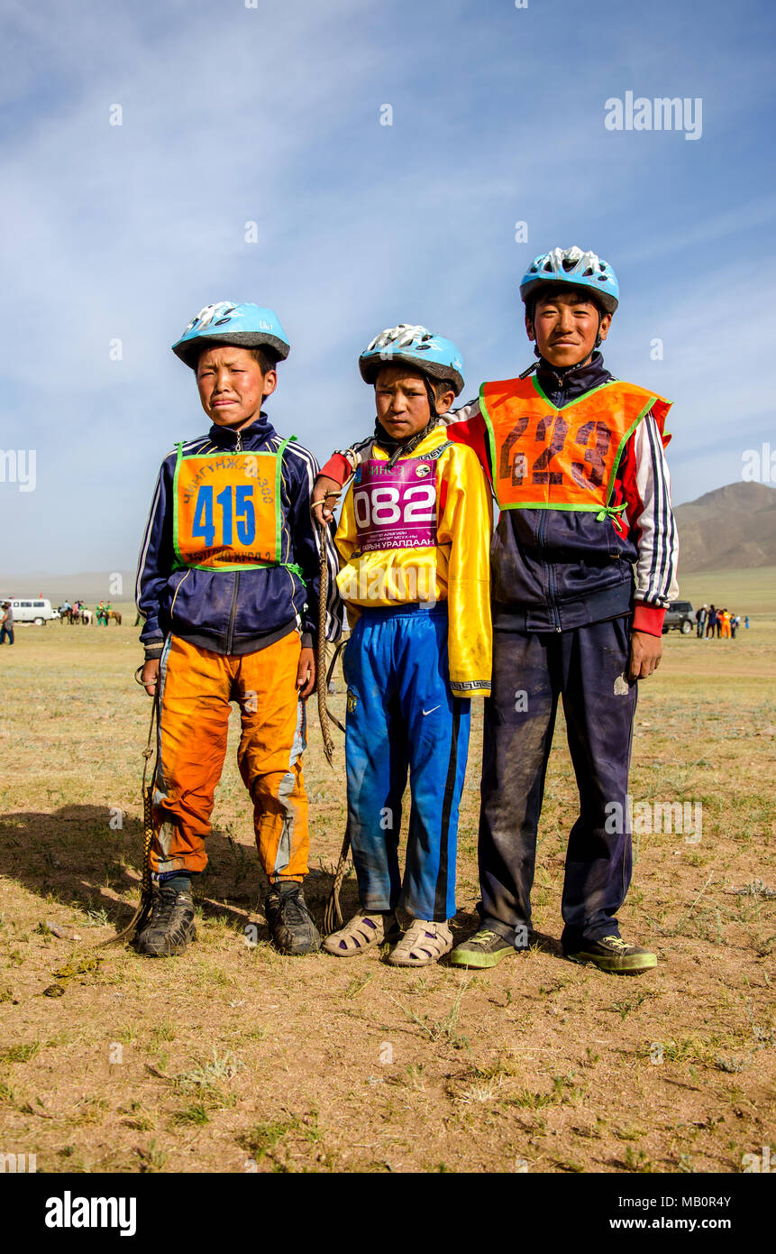 Junge Jockeys, Pferderennen an Naadam Festival, Murun, Mongolei Stockfoto