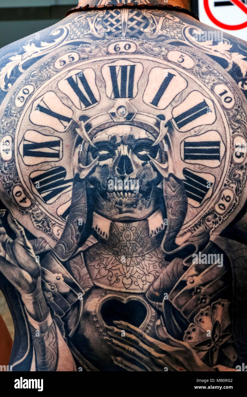 Schadel Uhr Stockfotos Und Bilder Kaufen Alamy