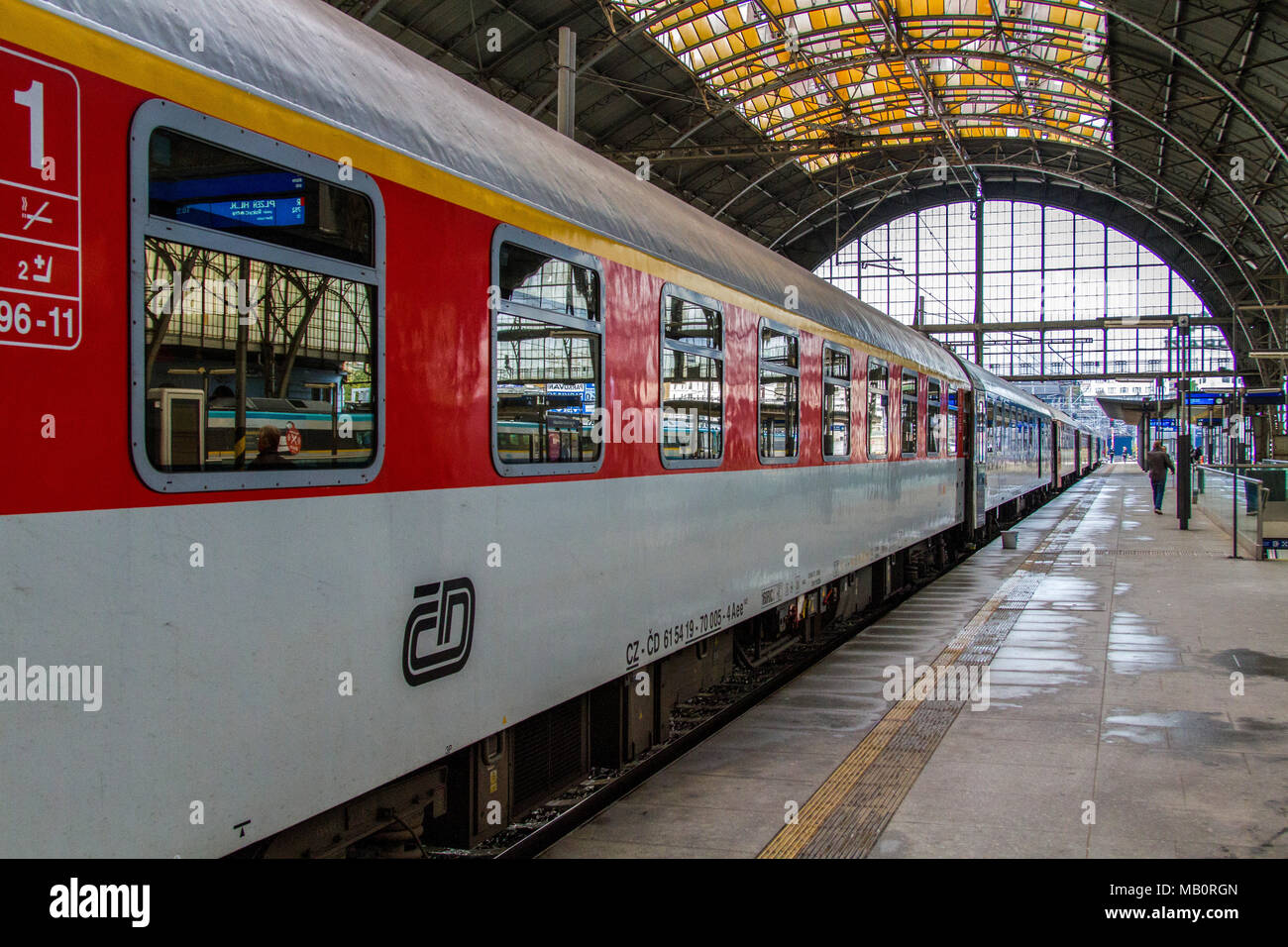 Schnellzug im Prager Hauptbahnhof Stockfoto