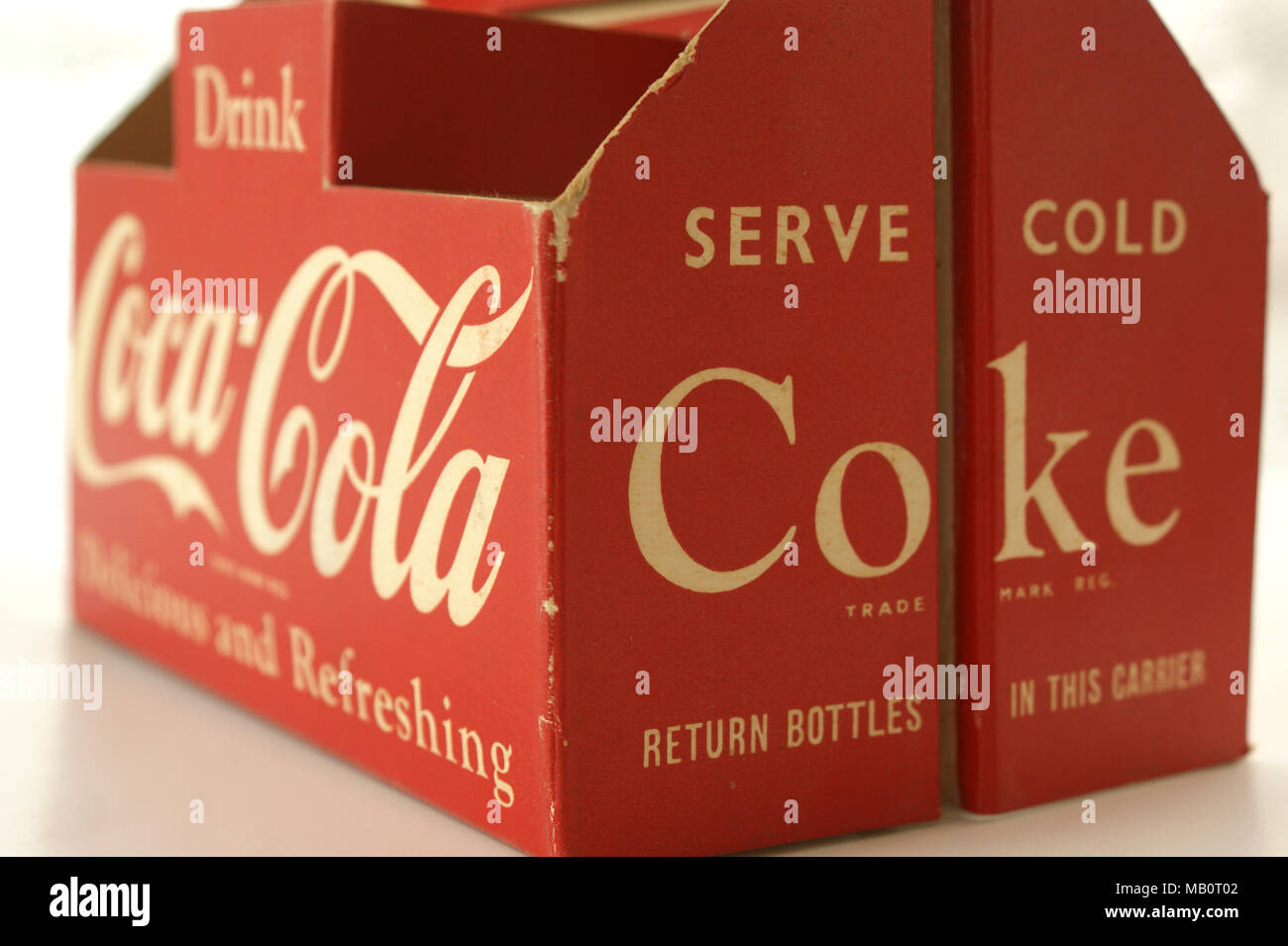 Coca Cola Karton mit Halter aus den 60ern, entworfen, um sechs kleine  Flaschen zu halten. Diese wurden benutzt, um Recycling Glas Flaschen, die  hatte eine Einzahlung auf ihnen zahlbar vom Einzelhändler Stockfotografie -