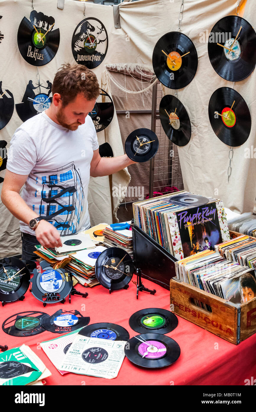 England, London, Shoreditch, Brick Lane, Spitalfields Market, Speichern Anzeige von Schallplatten Stockfoto