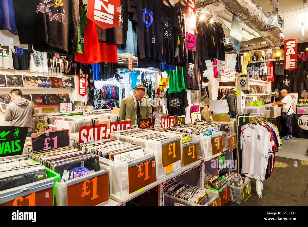 England, London, Shoreditch, Brick Lane, Vintage Store-Display von Vinyl-Schallplatten Stockfoto