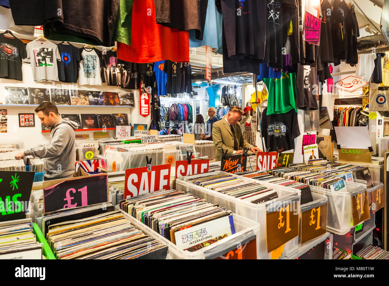 England, London, Shoreditch, Brick Lane, Vintage Store-Display von Vinyl-Schallplatten Stockfoto