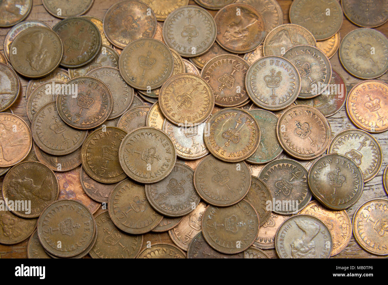 Eine große Sammlung von halbe Pennies. Die Münze war demonetised und aus dem Verkehr im Dezember 1984 zurückgezogen. Stockfoto