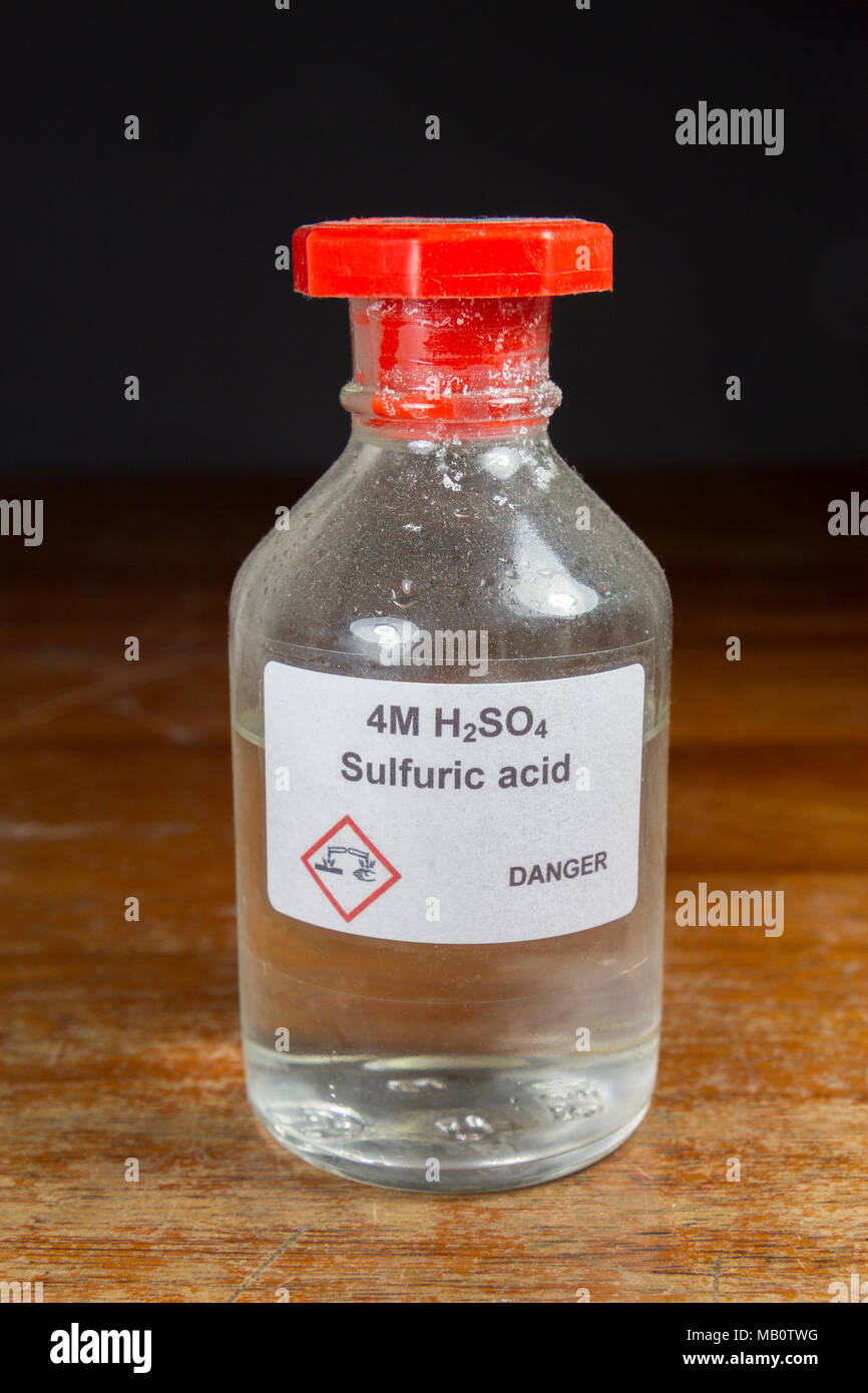 Eine Flasche 4 M Schwefelsäure oder Schwefelsäure (H2SO4) als in einer britischen Secondary School, London, UK. Stockfoto