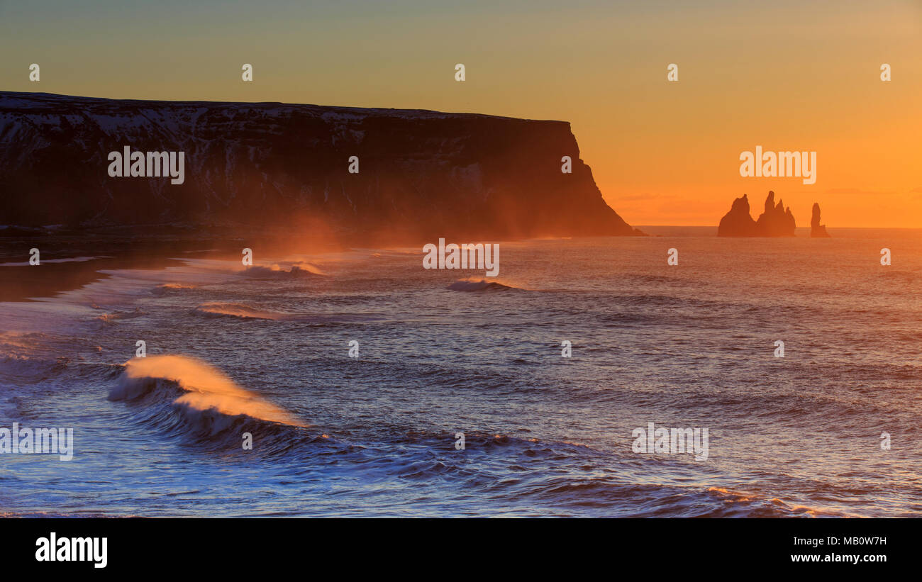 Europa, Felsformationen, Felsnadeln, Insel, Küste, Landschaften, Licht Stimmung, Meer, Morgenstimmung, Reynisdranger, Sunrise, Vulkan Insel, winter Stockfoto