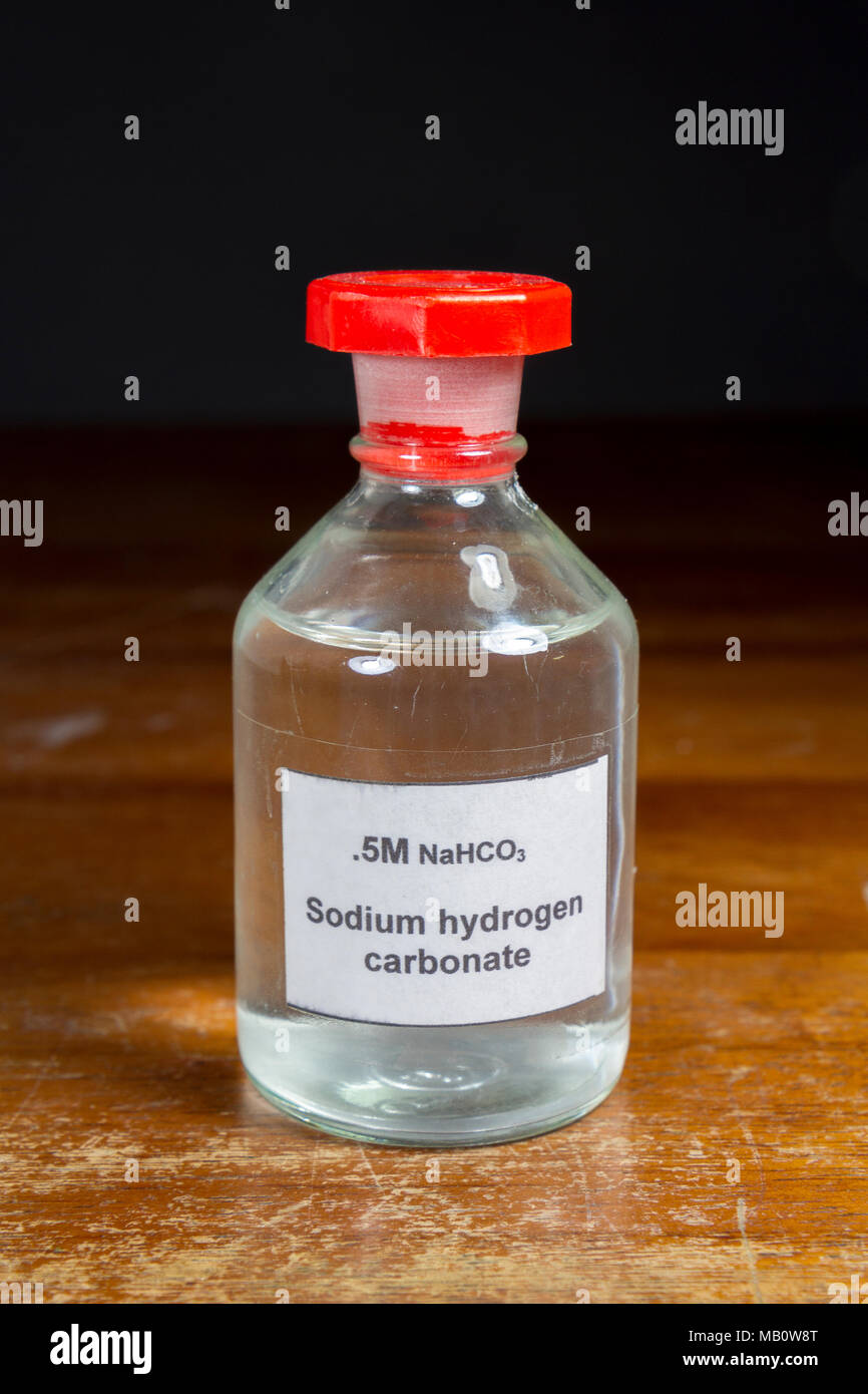 Eine Flasche 0,5 m Natriumhydrogencarbonat (NaHCO3) oder Natriumbikarbonat oder Backpulver als in einer britischen Secondary School, London, UK. Stockfoto