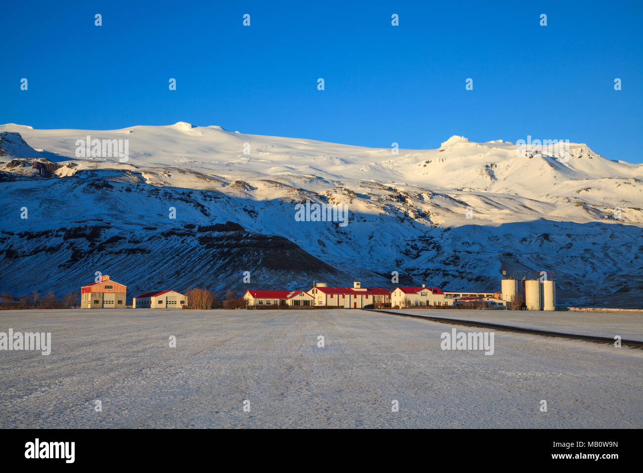 Bauernhäuser, Berge, Europa, Eyjafjallajökull, Gestastofa, Insel, Landschaft, Landwirtschaft, Lichtstimmung, Schnee, Vulkan, Vulkan Insel, winter Stockfoto