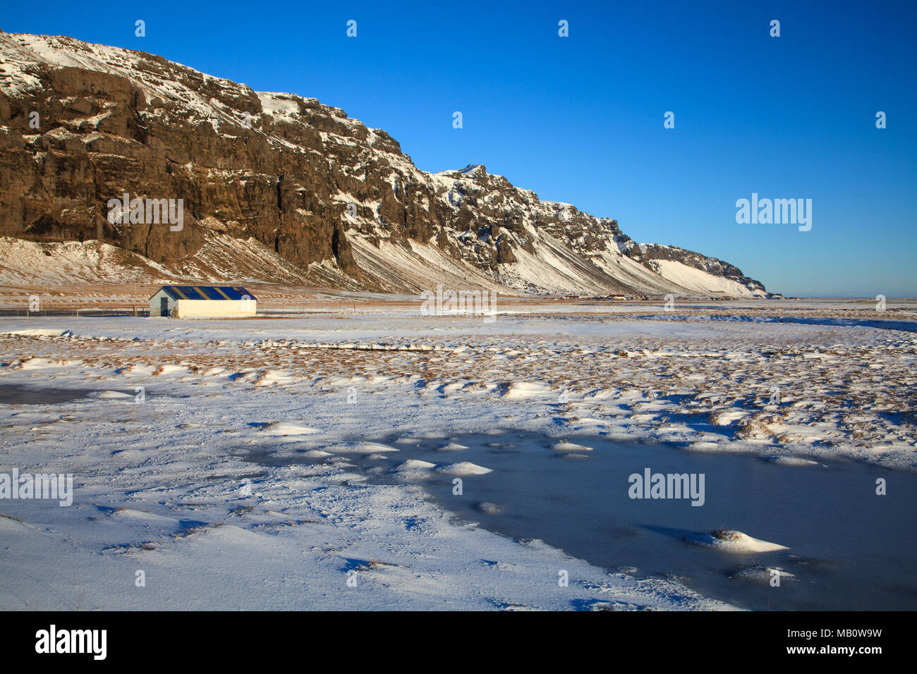 Berge, Europa, Haus, Insel, Landschaften, Paradisarhellir, Schnee, Vulkan Insel, winter Stockfoto