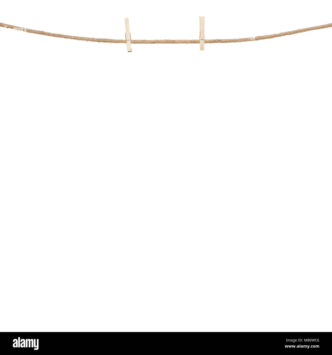 Holz Wäscheklammern hängend am Seil auf einem schlichten weißen Hintergrund Stockfoto