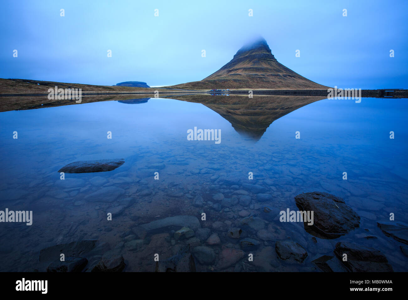 Berge, Europa, Insel, Kirkjufell, Szenerien, See, Snaefellsnes, Reflexion, Vulkan, Insel, Wasser, winter Stockfoto