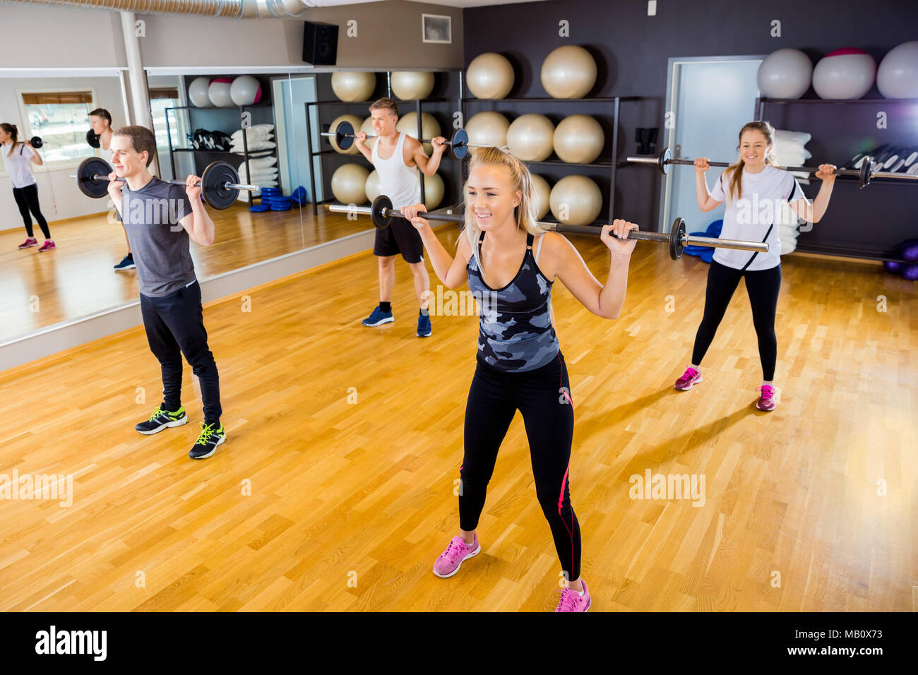 Kniebeuge-Übungen mit Gewichten im Fitness-Studio Team konzentriert Stockfoto
