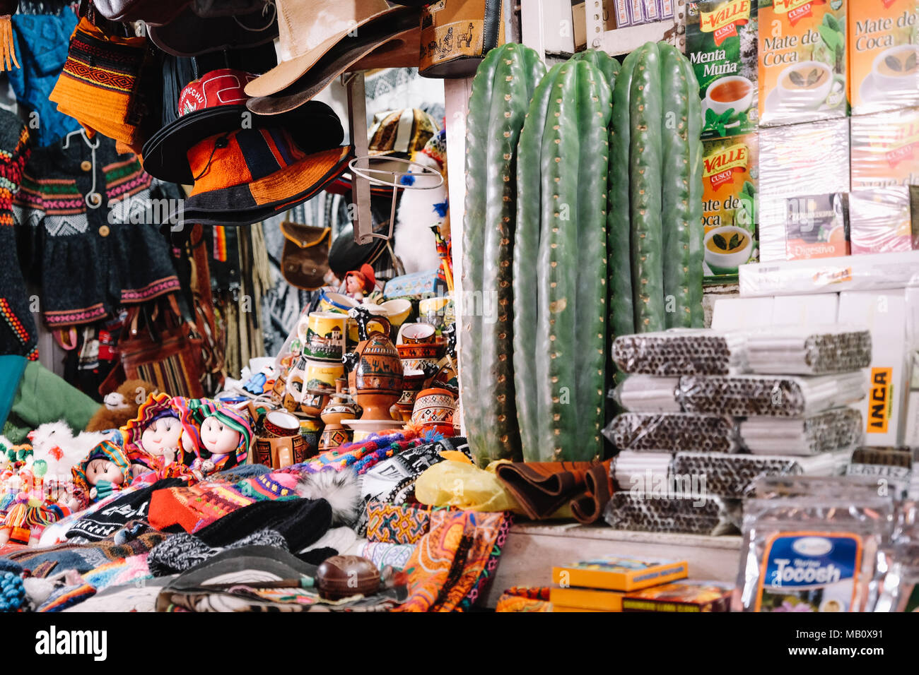 San Pedro Kaktus und Souvenirs im San Pedro Markt in Cusco, Peru. Stockfoto