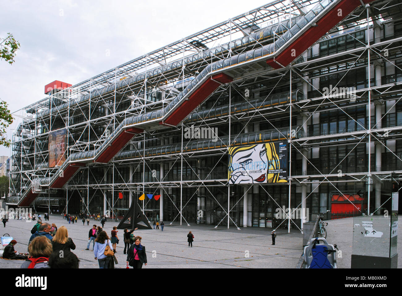 Paris, Frankreich, 29. September: Blick auf das Centre Pompidou in Paris, 29. September 2013. Auf dem Platz vor dem Zentrum Parisern und Besucher Stockfoto