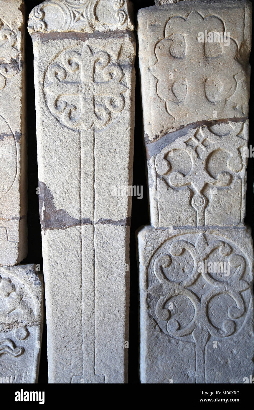 Einzigartige Sammlung von mittelalterlichen geschnitzten Grabplatten in der Halle des Bakewell Pfarrkirche Stockfoto