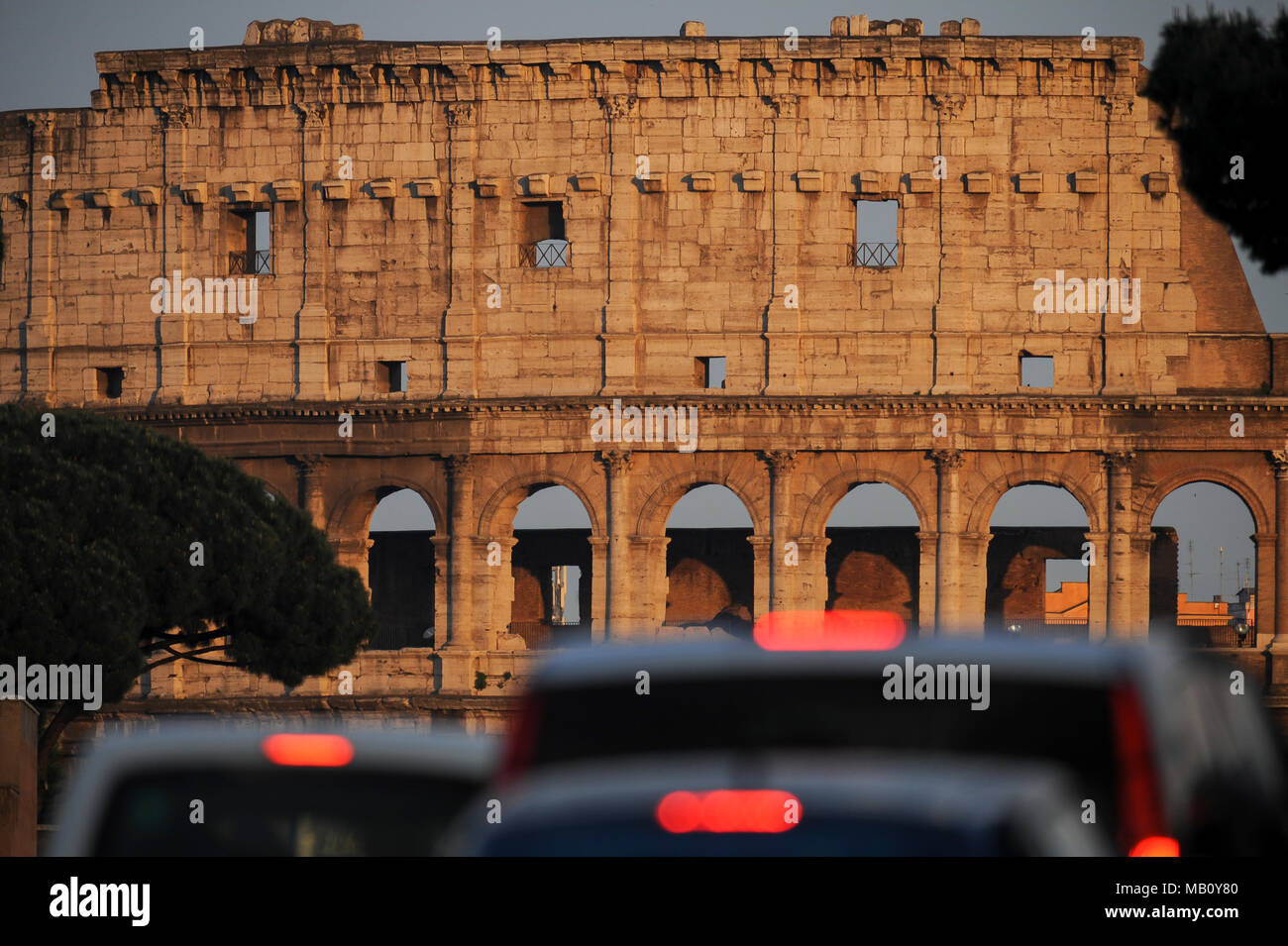 Via dei Fori Imperiali und dem Kolosseum (Kolosseum) in Foro Romano (Forum Romanum) im historischen Zentrum von Rom aufgeführt von der UNESCO zum Weltkulturerbe in Rom, Ita Stockfoto